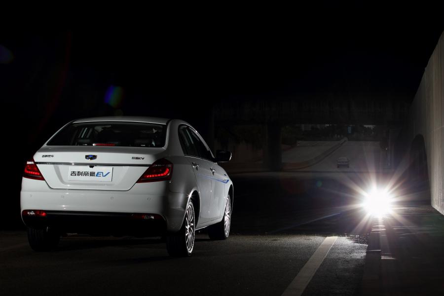  Geely Emgrand EV 2015 года  (фото 14 из 30)